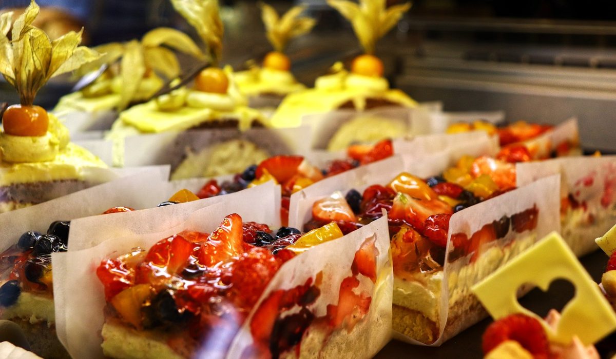 cakes, display, enjoyment-4536040.jpg